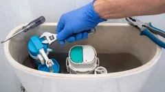 Het toilet blijft doorlopen na het doorspoelen. Drie oplossingen om dit voortdurende lek te verhelpen