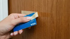 Hoe u dubbelzijdig plakband en de sporen ervan snel en zonder veel moeite kunt verwijderen: 10 manieren en een handig overzicht