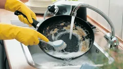 Zuiveringszout of chemische middelen? Welke methoden zijn het meest effectief om een koekenpan schoon te maken?