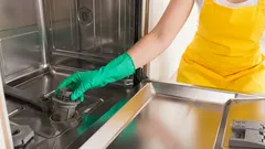 Ontdek hoe u uw vaatwasser snel kunt reinigen: zuiveringszout of azijn voor een perfect resultaat.