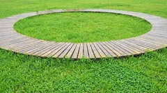 Planken die honderd jaar lang niet rotten: een oude bewerkingsmethode die iedereen vergeten is