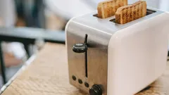 Wordt je toast verbrand en ruikt het niet lekker? Deze twee goedkope oplossingen voor je broodrooster lossen het probleem op.