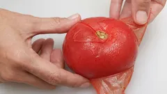 Snel en gemakkelijk de schil van tomaten verwijderen zonder kokend water: culinaire lifehack