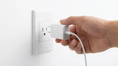 Moet je de oplader uit het stopcontact halen? We nemen al je twijfels weg, voor eens en voor altijd.