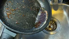 Waar moet je het bakvet na het bakken weggooien? Gooi het nooit in de gootsteen.