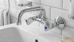 Waarom zit koud water altijd aan de rechterkant, en wat gebeurt er als je het omdraait: mag je koud en warm water niet omwisselen?